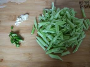 菜梗洗干净切段，辣椒蒜瓣切好备用