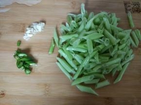 菜梗洗干净切段，辣椒蒜瓣切好备用