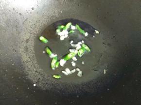 热锅凉油，倒入辣椒，蒜瓣爆香