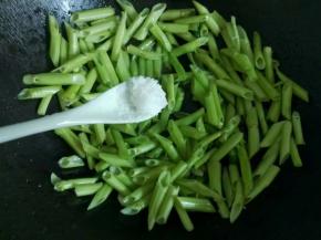 加入半匙盐，一匙糖翻炒均匀