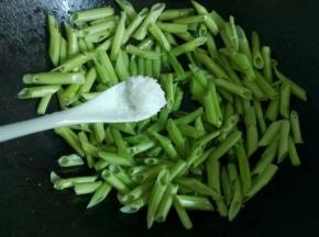 加入半匙盐，一匙糖翻炒均匀