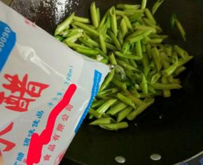 倒入一汤勺酸醋继续煮