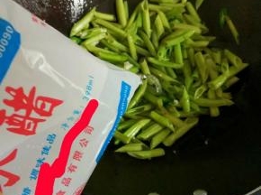 倒入一汤勺酸醋继续煮