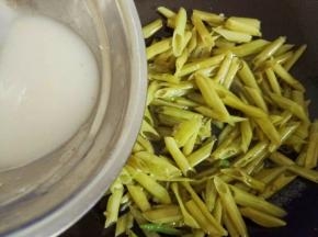 一勺淀粉用水兑开，菜梗煮至黄色，倒入淀粉水勾芡，起锅