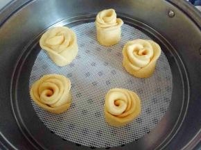 做好的玉米面多花馒头放入蒸锅中，进行二次发酵。发酵至原来的两倍大即可，冷水开始蒸，上汽后蒸12分钟，闷3分钟再打开盖子。