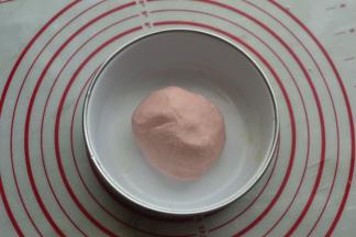 油酥材料混合成成粉色团即可