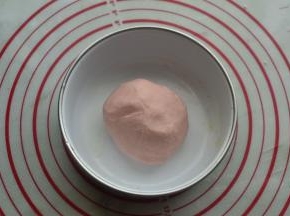 油酥材料混合成成粉色团即可
