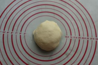 水油皮材料混合揉成完全阶段（面团能拉成薄膜状态），将这2个面团分别盖盖松弛一个小时左右