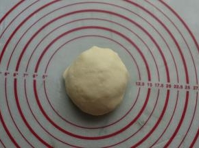 水油皮材料混合揉成完全阶段（面团能拉成薄膜状态），将这2个面团分别盖盖松弛一个小时左右