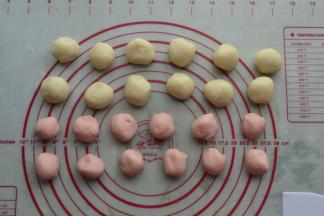 松弛好的2种面团分别分成12份，滚圆松弛5分钟