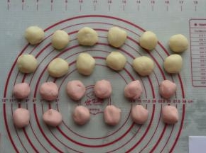 松弛好的2种面团分别分成12份，滚圆松弛5分钟