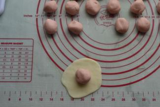 水油皮面团擀成皮包入油酥面团，