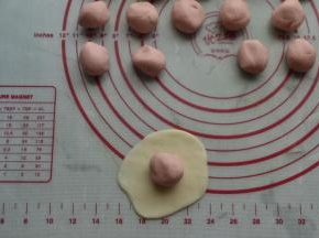 水油皮面团擀成皮包入油酥面团，