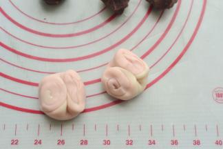 松弛好的面团从中间按压一下两边朝中间推擀成中间厚边缘薄的圆片