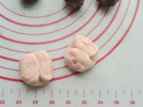 松弛好的面团从中间按压一下两边朝中间推擀成中间厚边缘薄的圆片