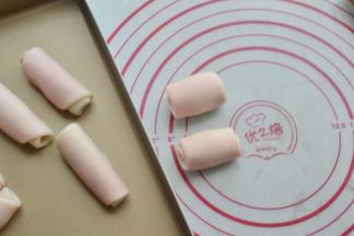 卷起再次松弛15分钟（以上松弛必须要盖保鲜膜的哈）再次重复上面步骤，进行第二次松弛15分钟