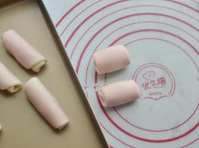 卷起再次松弛15分钟（以上松弛必须要盖保鲜膜的哈）再次重复上面步骤，进行第二次松弛15分钟