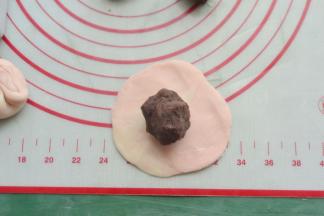 包入滚圆，收口朝下按扁