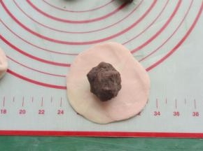 包入滚圆，收口朝下按扁