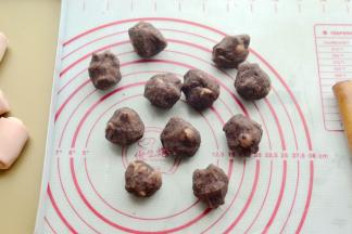 馅料分成12分，滚圆