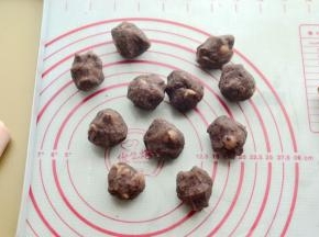 馅料分成12分，滚圆