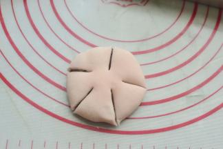 用刀片割出花型雏形