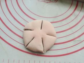 用刀片割出花型雏形