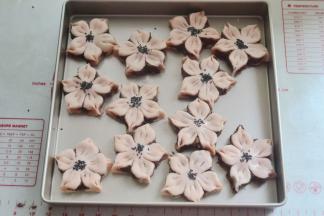 捏合边缘，花心中间刷点水或者蛋黄也可以，然后撒上黑芝麻