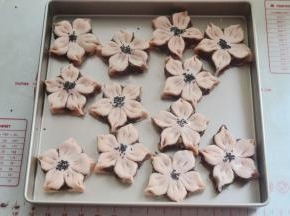 捏合边缘，花心中间刷点水或者蛋黄也可以，然后撒上黑芝麻