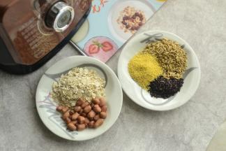 材料：花生20克 燕麦50克 黑芝麻10克 荞麦40克 小米40克 纯净水900ML 糖适量