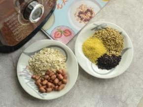 材料：花生20克 燕麦50克 黑芝麻10克 荞麦40克 小米40克 纯净水900ML 糖适量