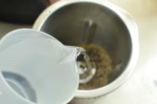 加入纯净水900或者1000ML都可以