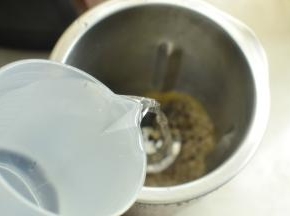 加入纯净水900或者1000ML都可以