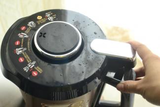 然后将杯盖中间排气盖盖上，同时将杯盖朝左旋转合上。