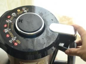 然后将杯盖中间排气盖盖上，同时将杯盖朝左旋转合上。