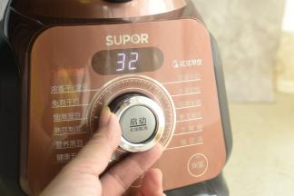 启动功能，选择粗粮米糊，时间全程大约是32分钟。