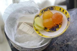 材料：嫩豆腐一元钱 咸蛋黄3个 姜片少许 调料：盐 鸡精 胡椒粉