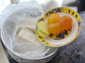 材料：嫩豆腐一元钱 咸蛋黄3个 姜片少许 调料：盐 鸡精 胡椒粉