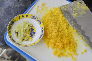 姜片剁碎，咸蛋黄用刀背压散开（如果不够碎你可以用刀再剁下）