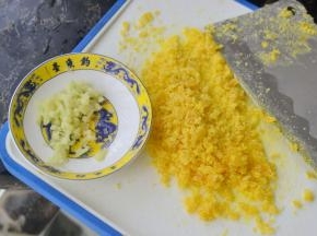 姜片剁碎，咸蛋黄用刀背压散开（如果不够碎你可以用刀再剁下）