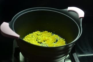 热锅凉油小火爆香姜末和咸蛋黄