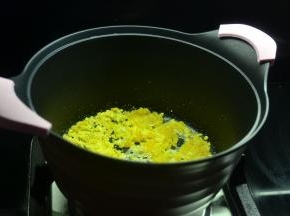 热锅凉油小火爆香姜末和咸蛋黄