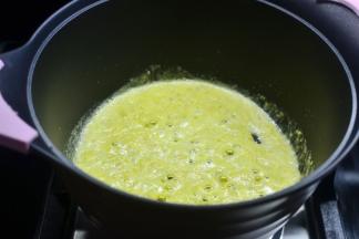 一直到咸蛋黄微微冒泡这样状态，这时候蛋黄腥味就没有了，而且蛋黄鲜味能激发出来