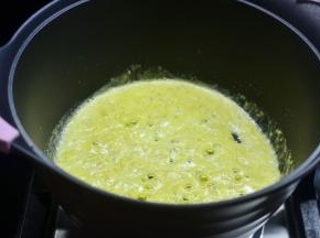 一直到咸蛋黄微微冒泡这样状态，这时候蛋黄腥味就没有了，而且蛋黄鲜味能激发出来