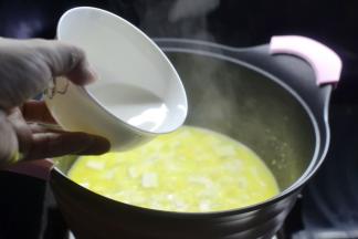 盖盖子，烧开转中小火焖煮5分钟，最后淋少许的水淀粉就可以了