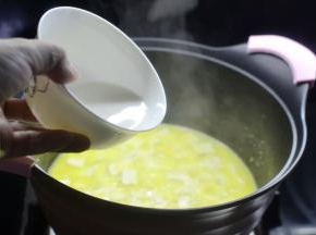 盖盖子，烧开转中小火焖煮5分钟，最后淋少许的水淀粉就可以了