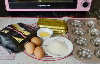 粉色少女甜甜圈 材料：蛋3个（大约180克） 糖90克 低筋面粉105克 玉米油25克 淡奶油45克 装饰：草莓巧克力 橙香巧克力 糖珠 烘焙模具：学厨12连模花样甜甜圈模具 烘焙时间：160度20分钟中层