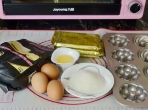 粉色少女甜甜圈 材料：蛋3个（大约180克） 糖90克 低筋面粉105克 玉米油25克 淡奶油45克 装饰：草莓巧克力 橙香巧克力 糖珠 烘焙模具：学厨12连模花样甜甜圈模具 烘焙时间：160度20分钟中层