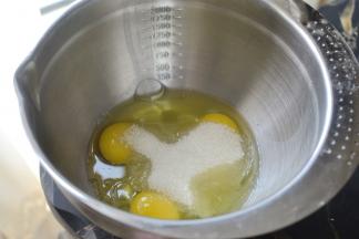 将鸡蛋和糖隔温水搅拌融化