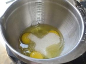 将鸡蛋和糖隔温水搅拌融化